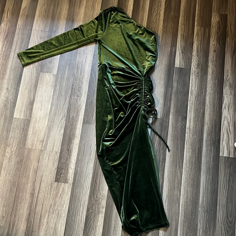 *WORN ONCE* adjustable length, one shoulder/one sleeve velvet green dress